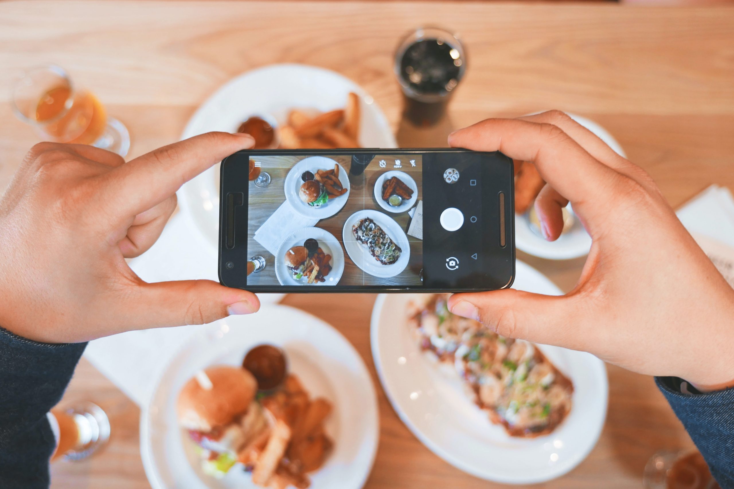 Customer photographing a food in a restaurant: "Instagram's impact on the restaurant industry"